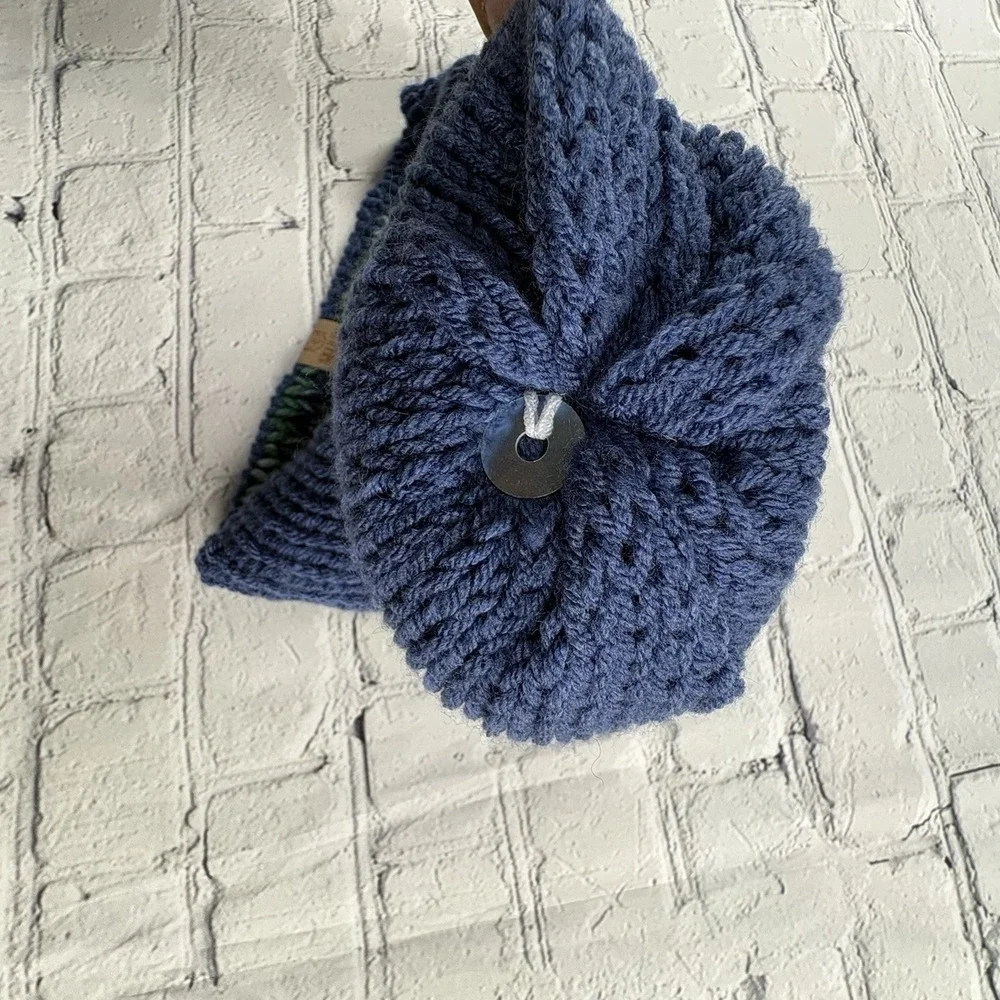 NWT Skully Caps handmade acrylic beanie pom pom